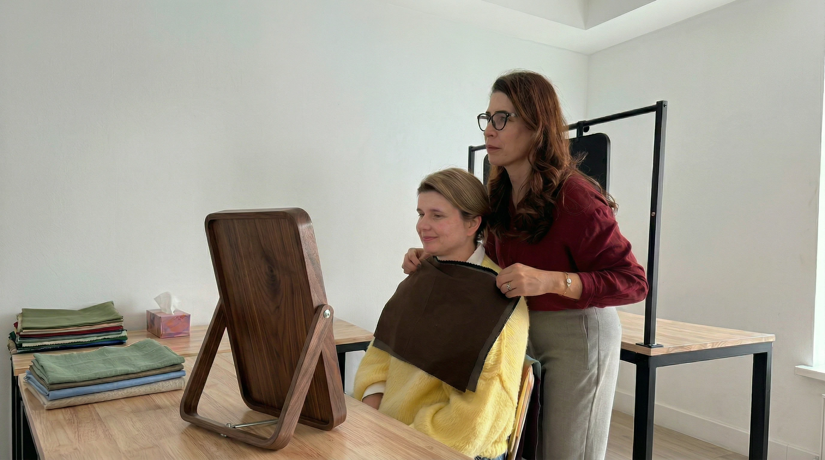 Leni Borralho a realizar uma consultoria de coloração pessoal